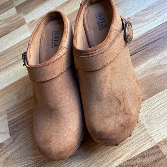 Women Size 7 Hippie Style Heel Clogs Cute Buckle accent- looks like some discolo - Picture 4 of 6